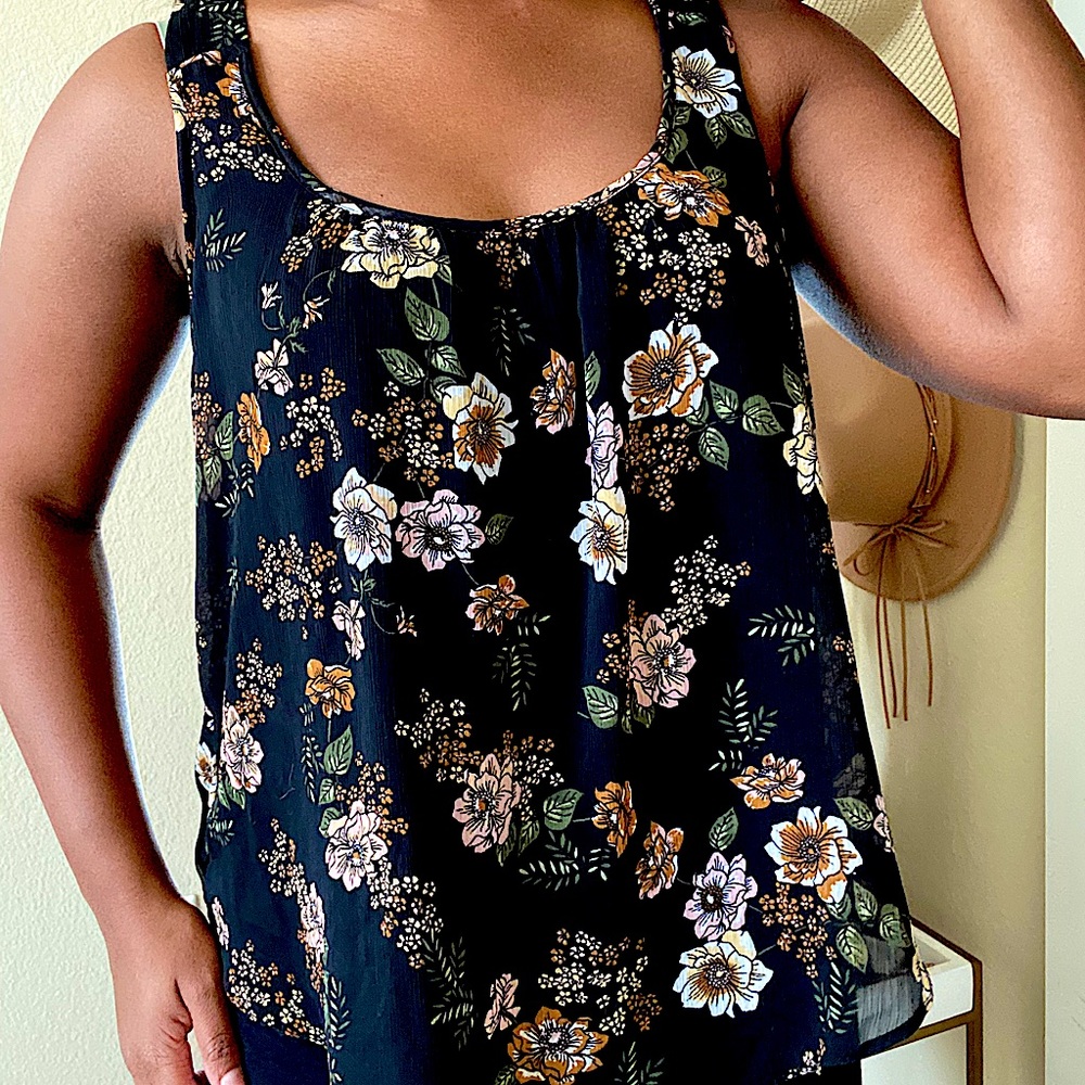 Floral pattern sleeveless shirt